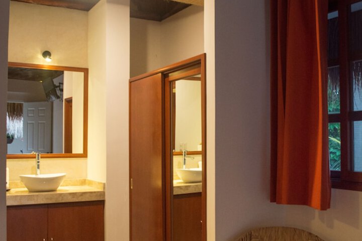 Room 4 of 76
