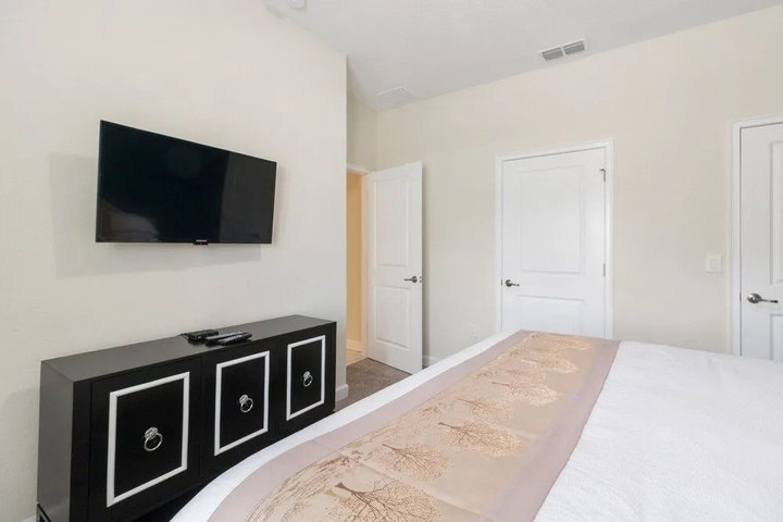 Room 4 of 17