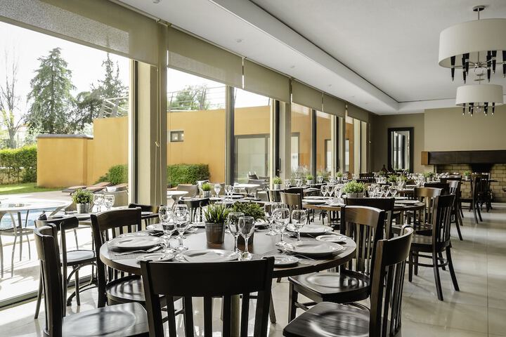 Dining 39 of 77