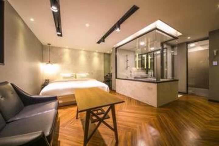 Room 6 of 16