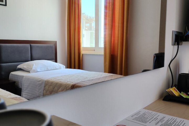 Room 10 of 18