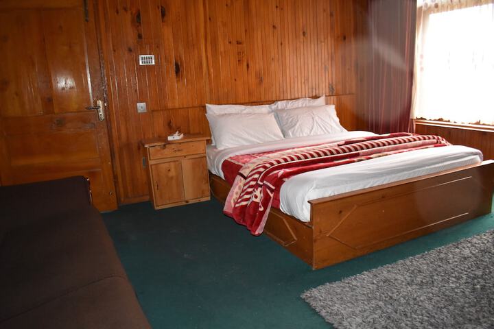 Room 4 of 7