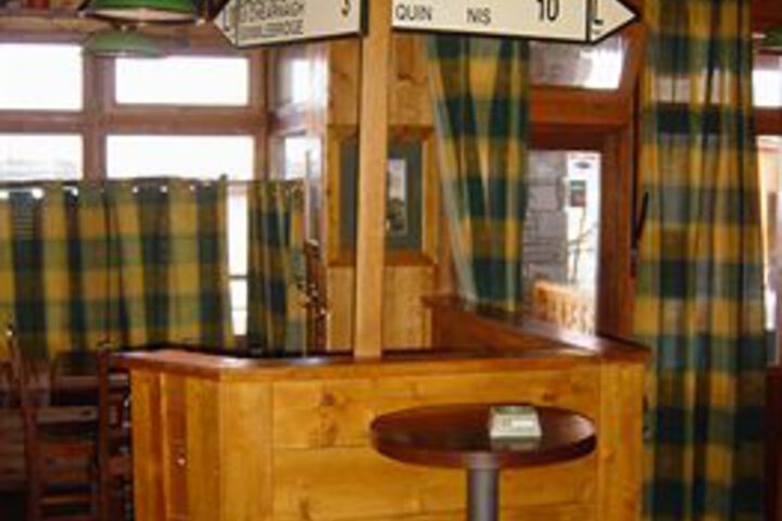 Lounge 15 of 25