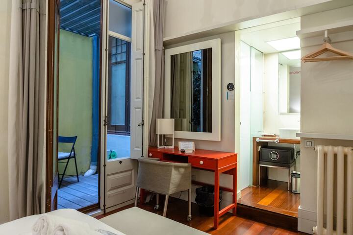 Room 4 of 36