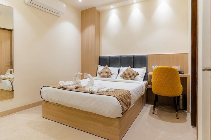 Room 4 of 7