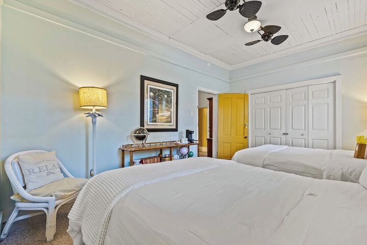 Room 11 of 27