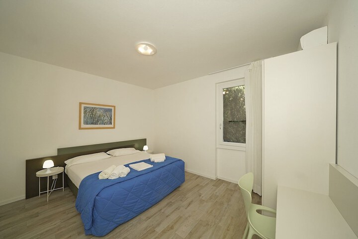 Room 9 of 34