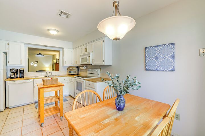 Bella Vista Townhome w / Deck Near Back 40 Trail!