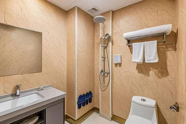 Room 33 of 34