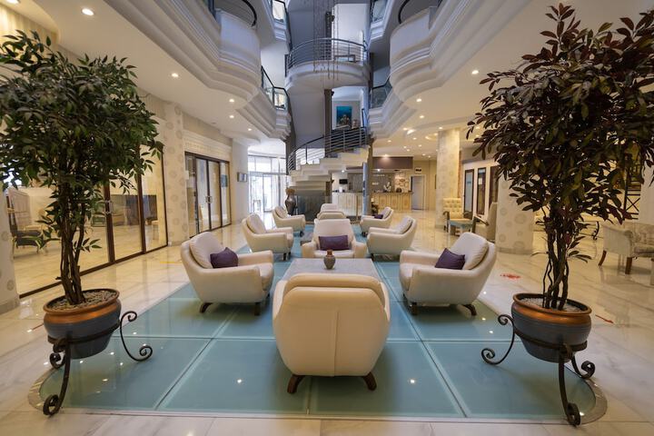 Entrance & Lobby