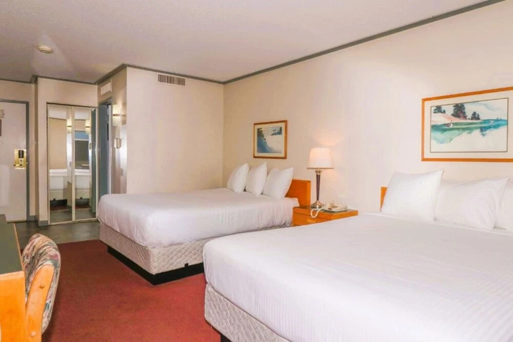 Room 4 of 8