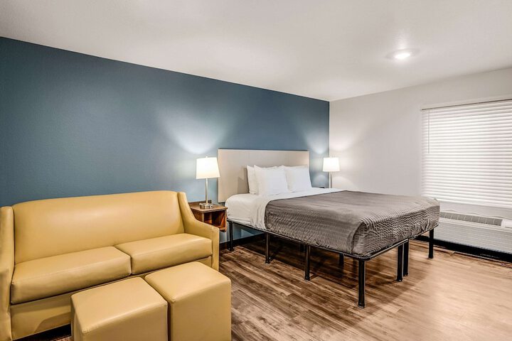 1 King Bed (2 of 11)