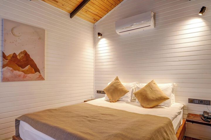 Room 4 of 100