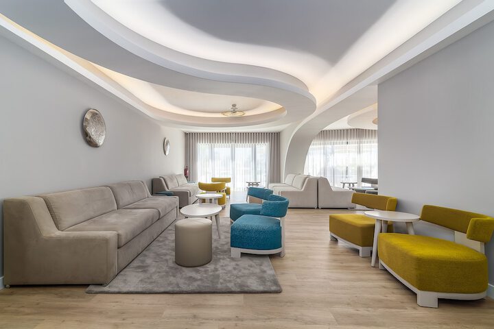 Lounge 104 of 126