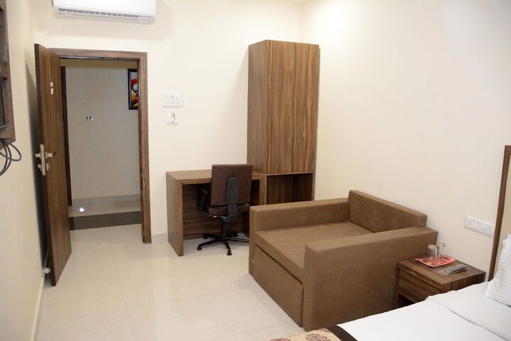 Room 13 of 32