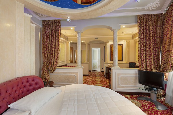 Room 9 of 34