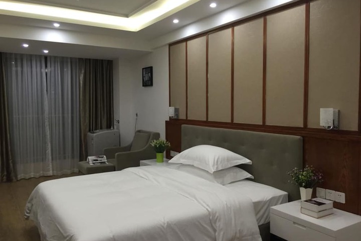 Room 5 of 16
