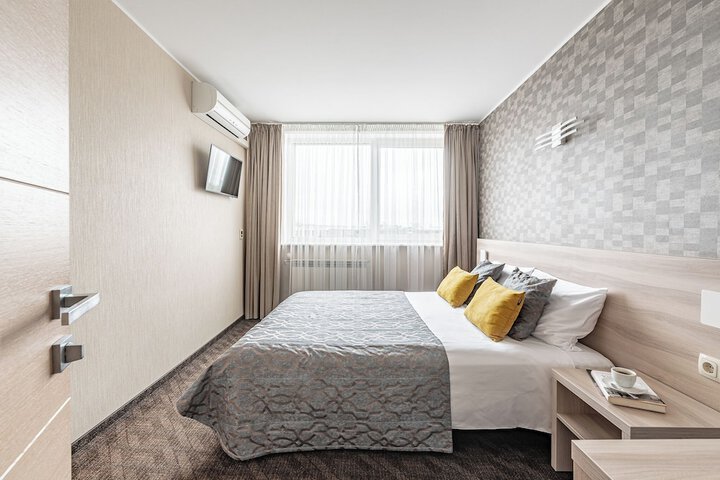 Room 28 of 77