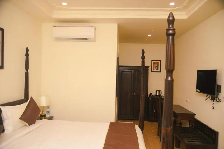 Room 6 of 16