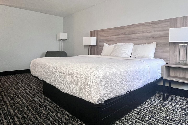1 King Bed (10 of 22)