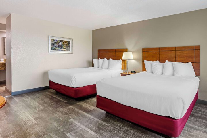 2 Queen Beds Pet Friendly Room Pillow Top Mattress Microwave and Refrigerator High Speed Internet Accessible Coffee Maker Full Breakfast (11 of 17)