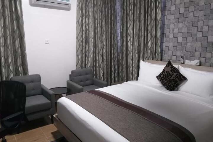 Room 4 of 38