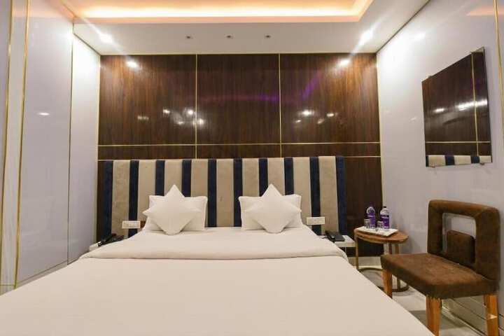 Room 6 of 18