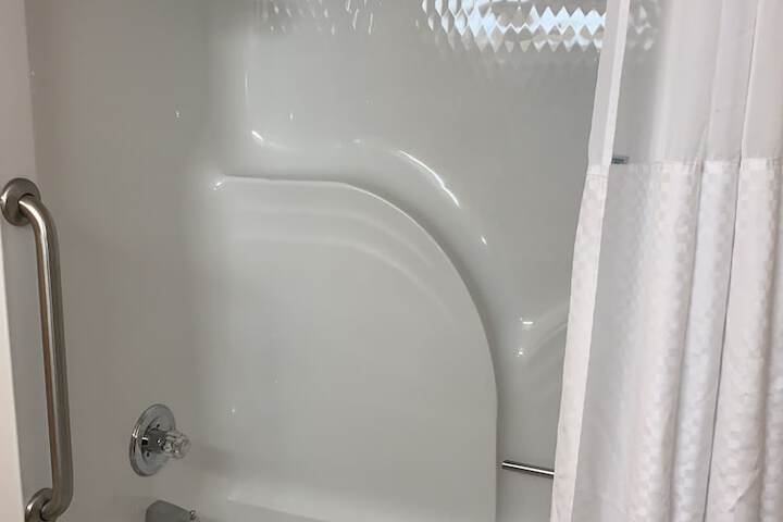 1 King Bed Mobility Accessible Bathtub with Grab Bars (29 of 34)