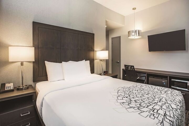 1 Queen Bed City View (10 of 13)