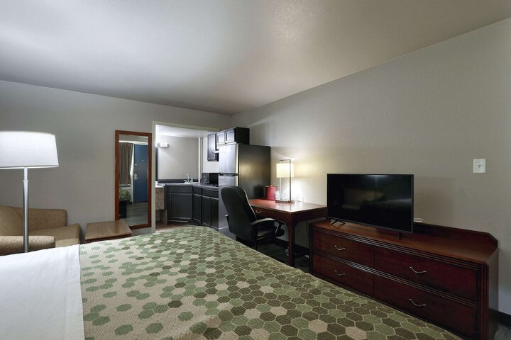 1 King Bed Efficiency (17 of 21)