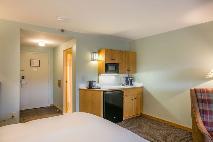 1 Queen Bed (9 of 17)