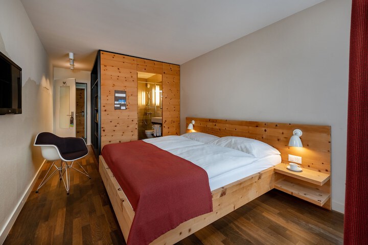 Room 10 of 87