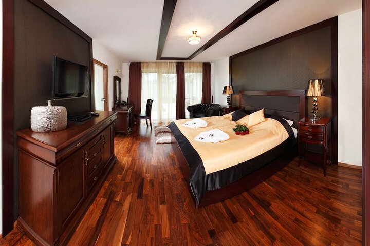 Room 3 of 53
