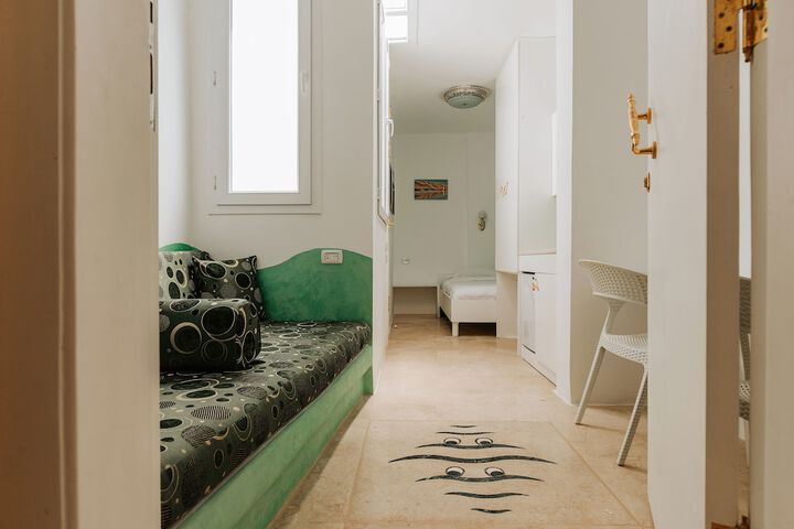 Room 9 of 98