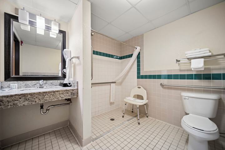 2 Queen Beds Mobility Accessible (3 of 13)
