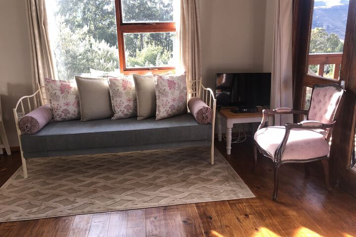 Lounge 33 of 58