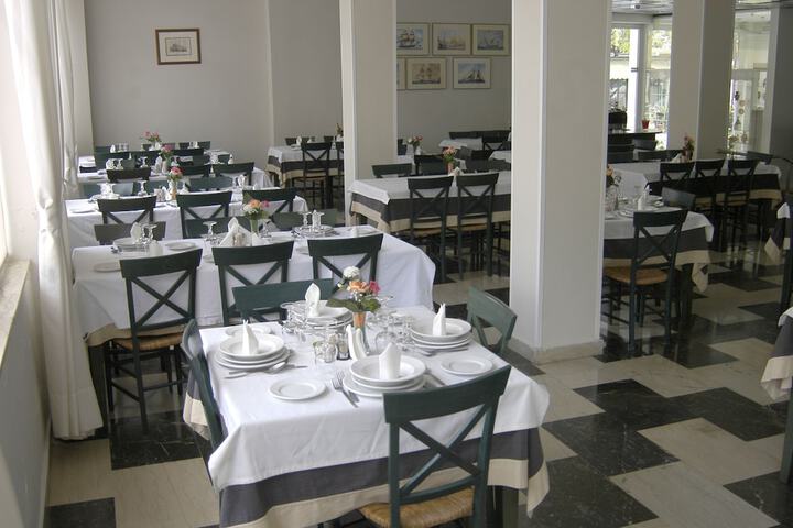 Dining 10 of 13