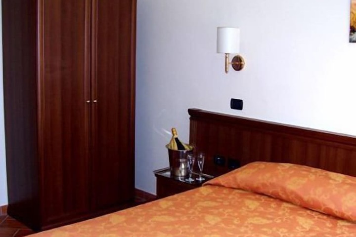 Room 9 of 68