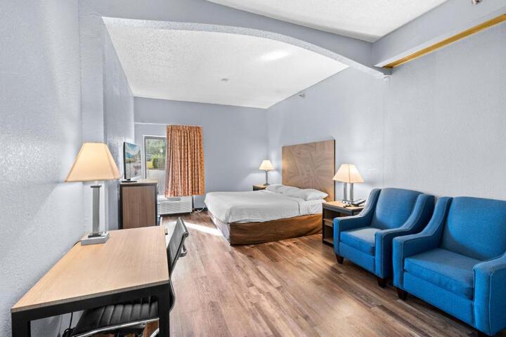 1 King Bed (6 of 11)
