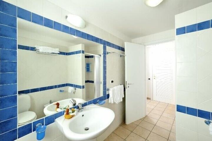 Room 15 of 53