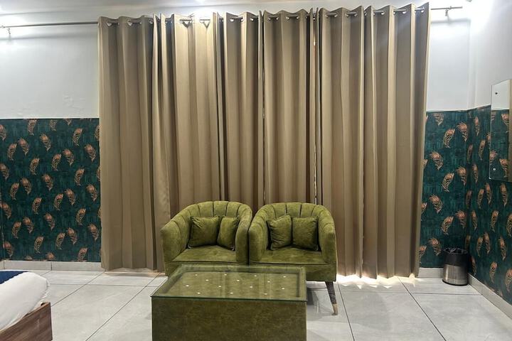 Room 7 of 28