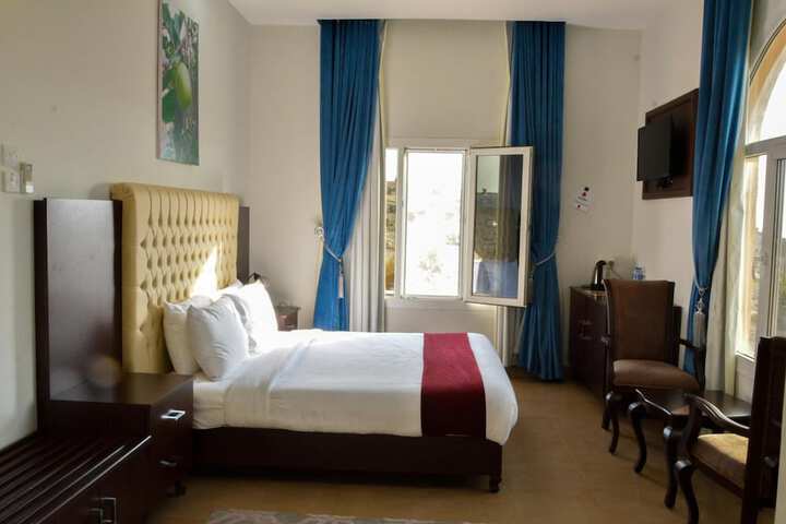 Room 2 of 33