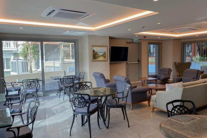 Lounge 14 of 20