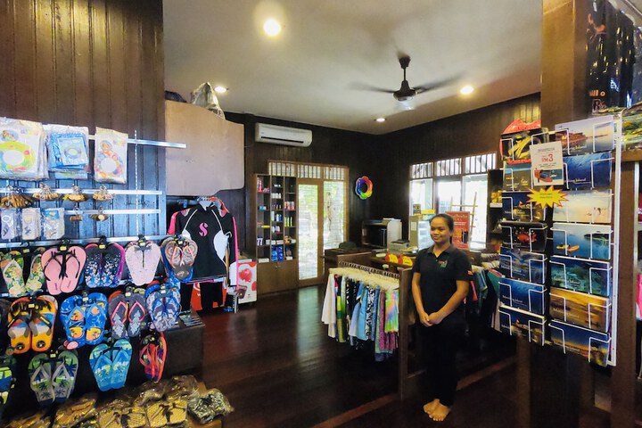 Gift Shop 129 of 414