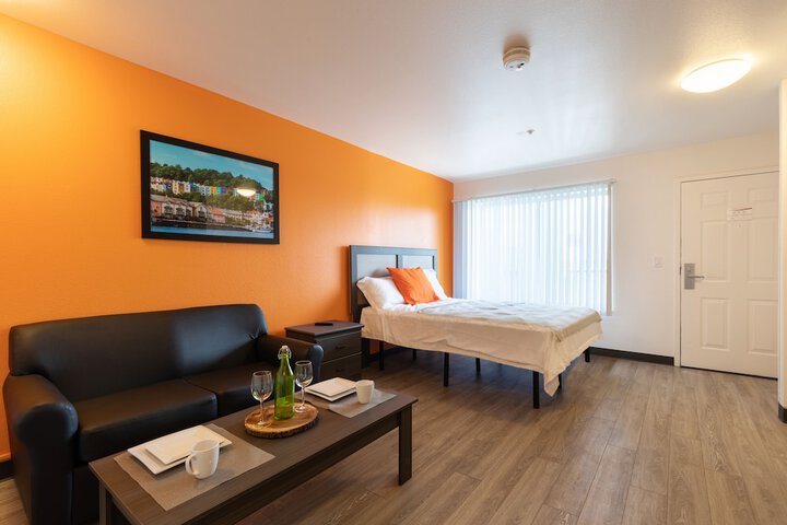Room 4 of 16