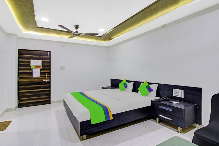 Room 17 of 28