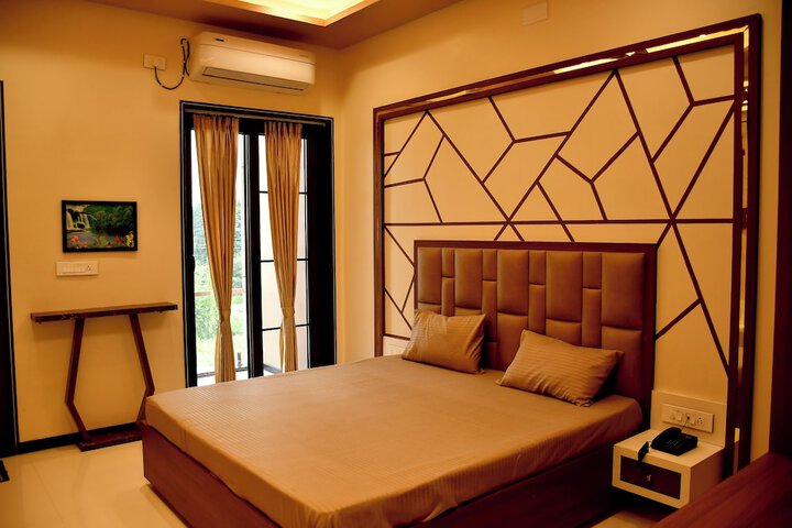 Room 6 of 11