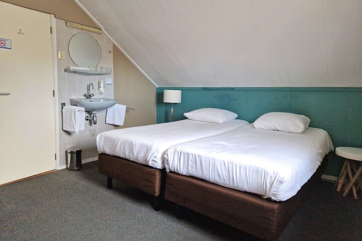 Room 15 of 37