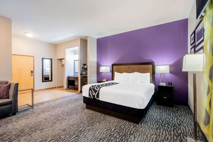 1 King Bed (9 of 16)