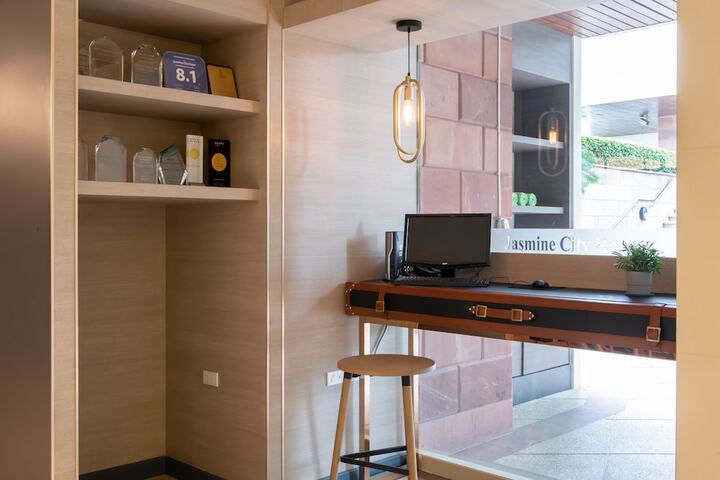Lounge 106 of 128